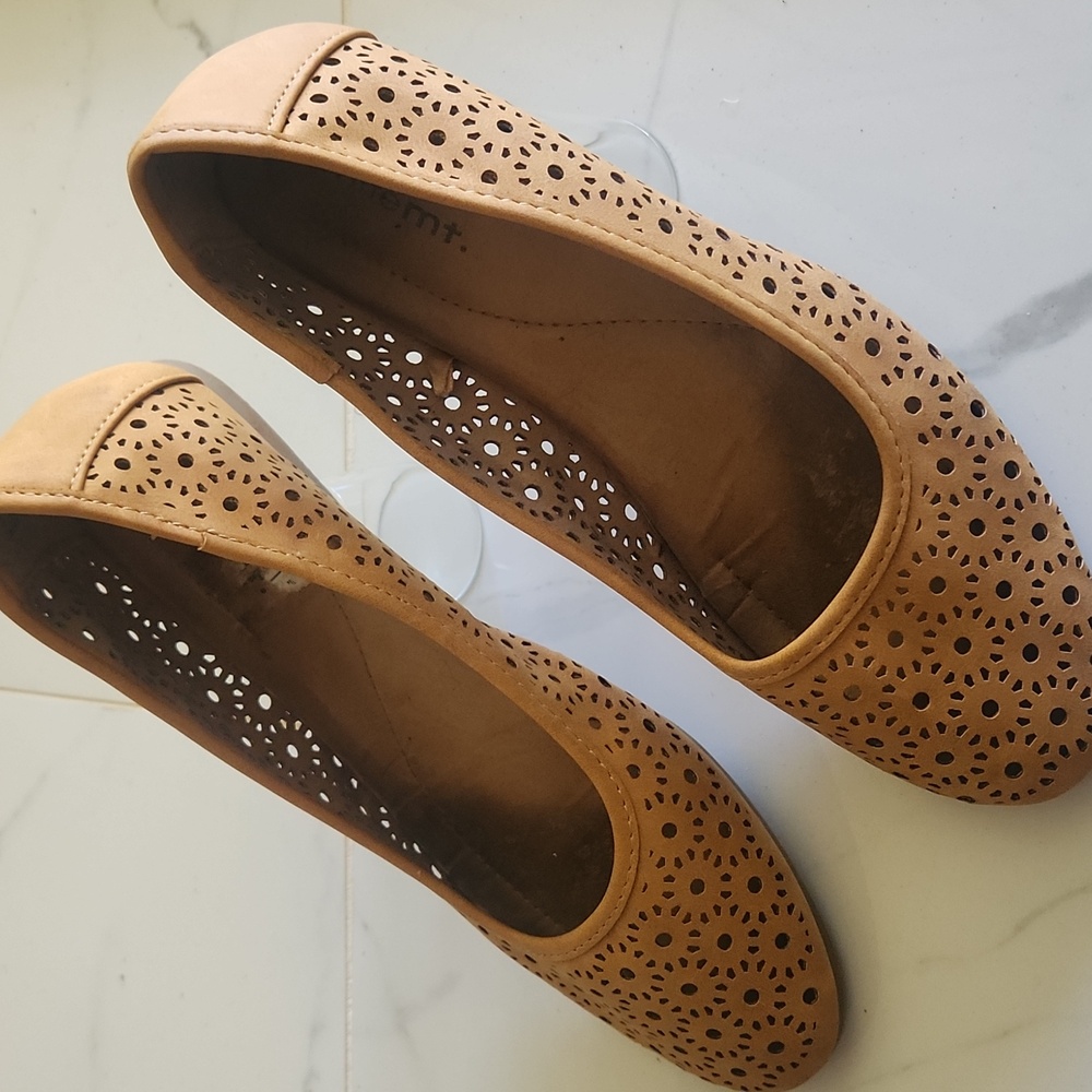 White Mountain Perforated Golden Mustard Brown Sz 9 1/2M Flats - Picture 11 of 11